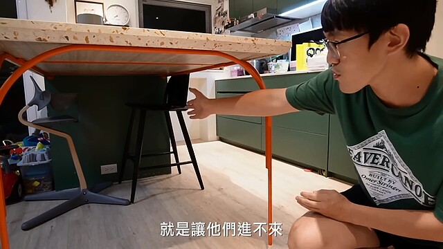 鳥媽和華爸新家的中島桌面下方沒有遮蔽,會讓小孩跑進來廚房